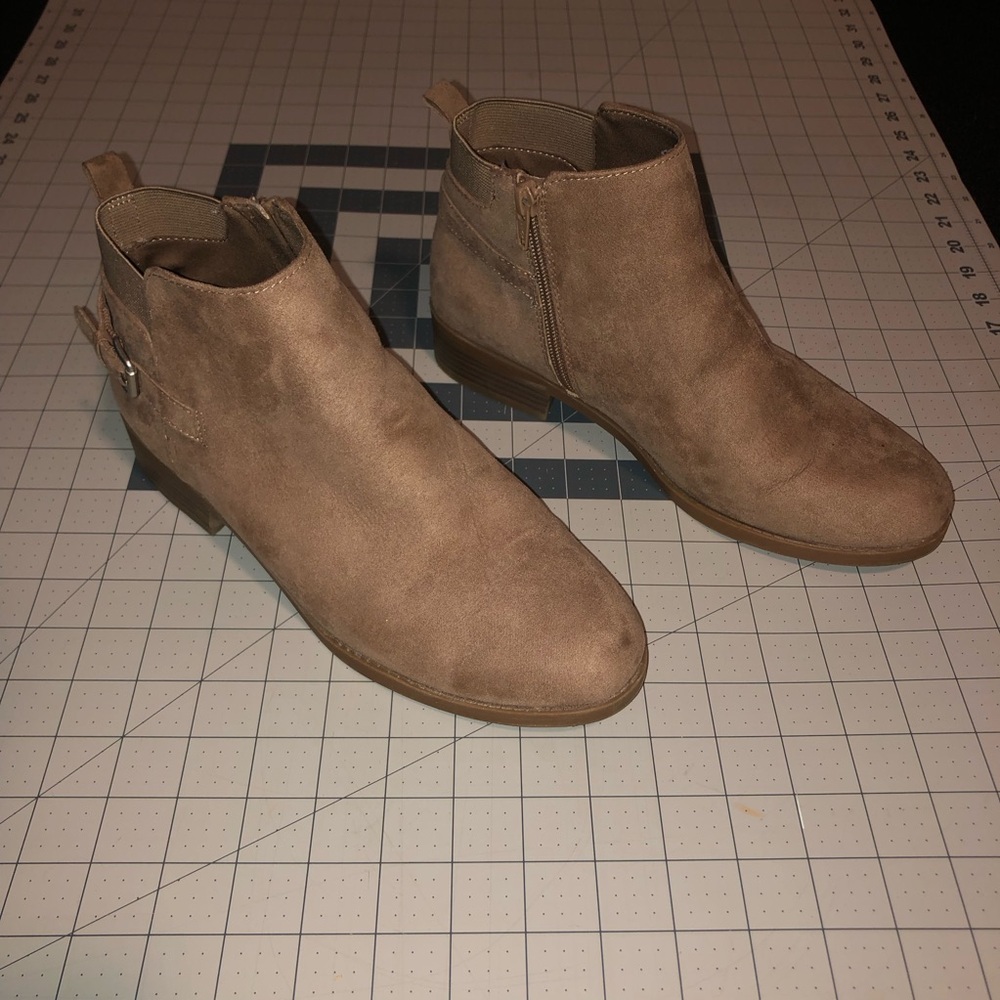 Old Navy. Ankle Buckle Heeled Boots. Size 9. Tan Color.